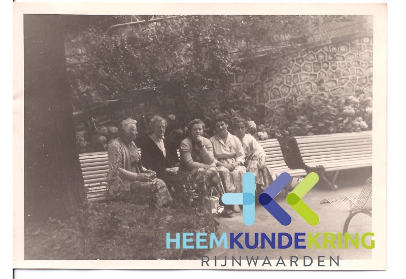 Lourdes 1958 Dina Damen - Marie Pastoor Drost - Doortje Pastoor - ... Pastoor - ...... Coll HKR geschonken door H.v-d Laag F000003